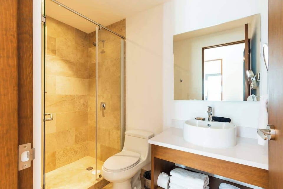 Bathroom equipped with all amenities, spacious and modern