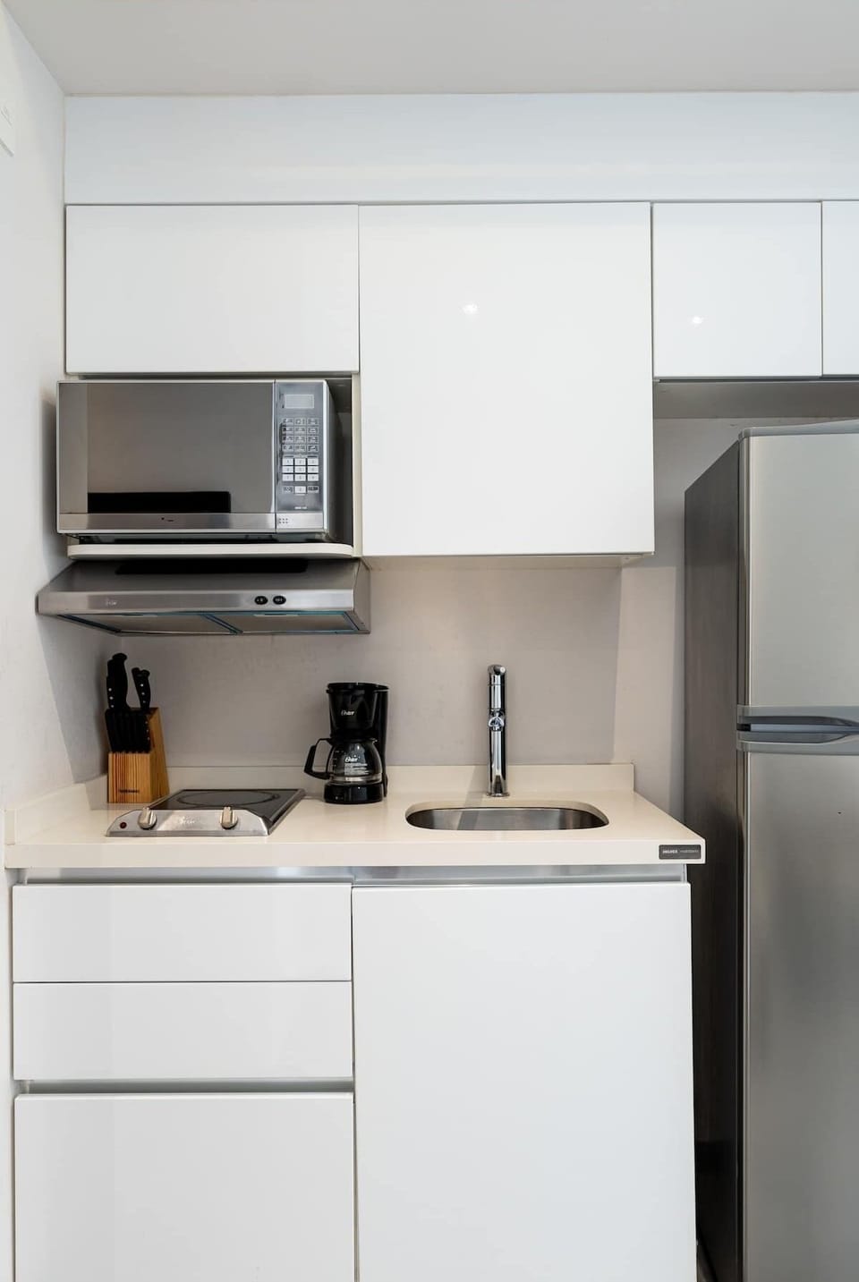Modern kitchenette - perfect for quick meals.