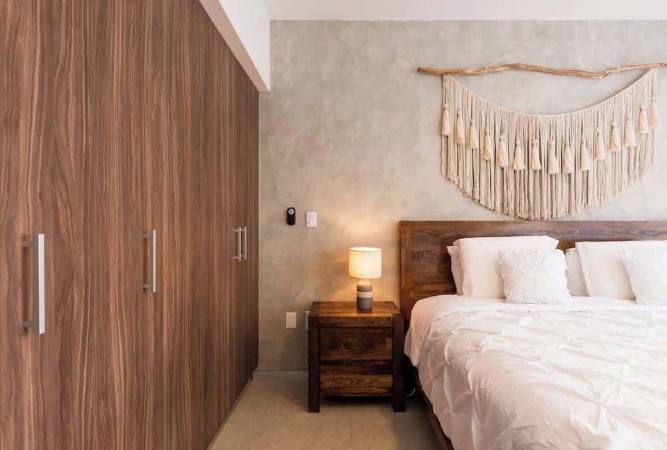 A king-size bed that helps you recharge your energy, and plenty of minimalist and modern design.