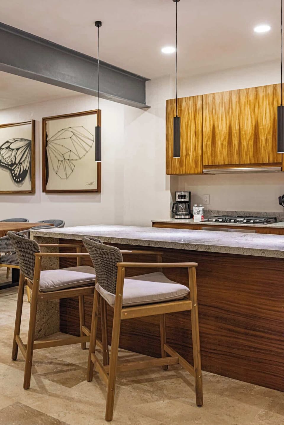 The central kitchen island is usually the center of gatherings for breakfasts or dinners.
