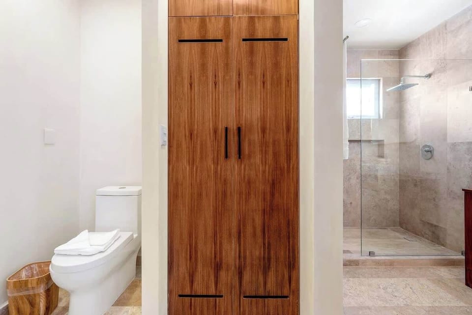 In the spacious and modernly designed half bath
