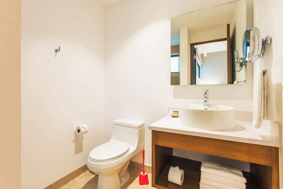Bathroom equipped with all amenities, spacious and modern