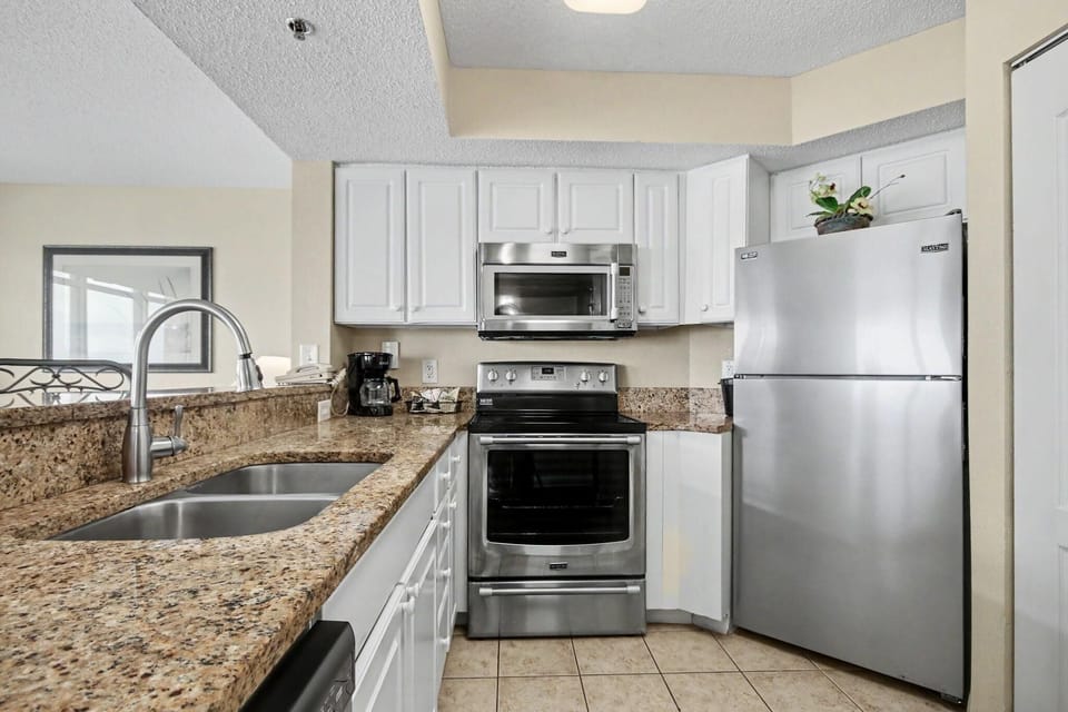 Suite, Multiple Beds, Partial Ocean View (Partial Ocean View 1 Bedroom Suite) | Private kitchen | Microwave, coffee/tea maker