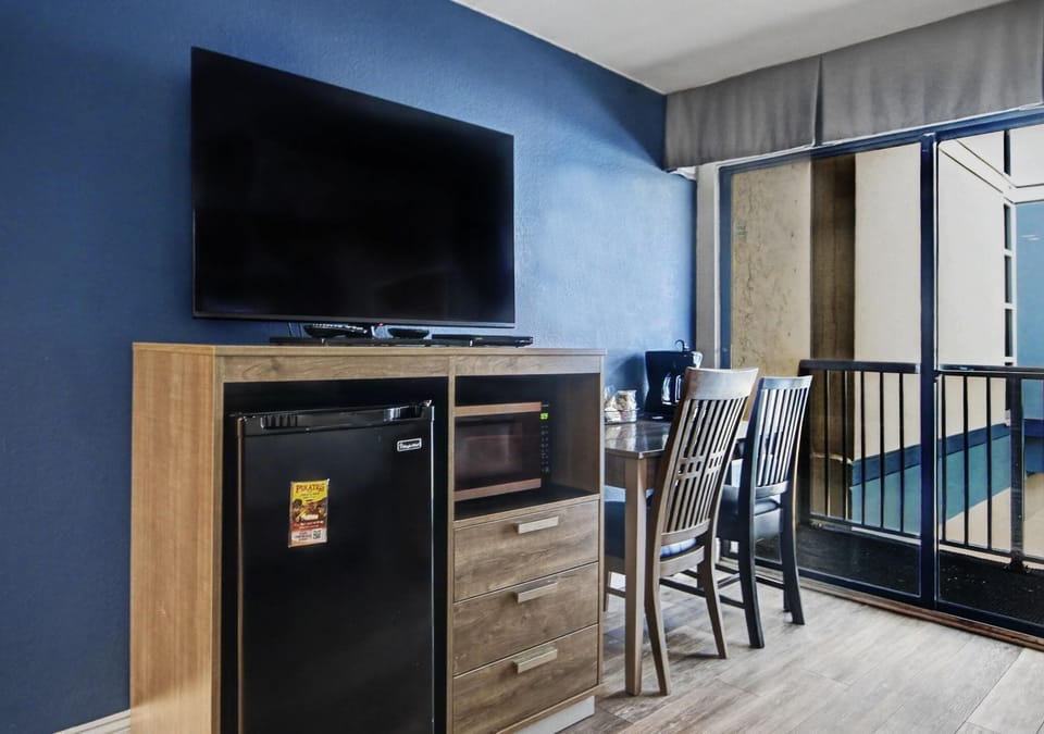 Double Room, 1 King Bed, Resort View (Standard King Room) | In-room safe, blackout drapes, iron/ironing board, free WiFi