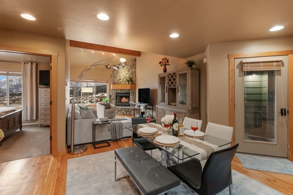 Dining area: Glass-top table with seating for 4
