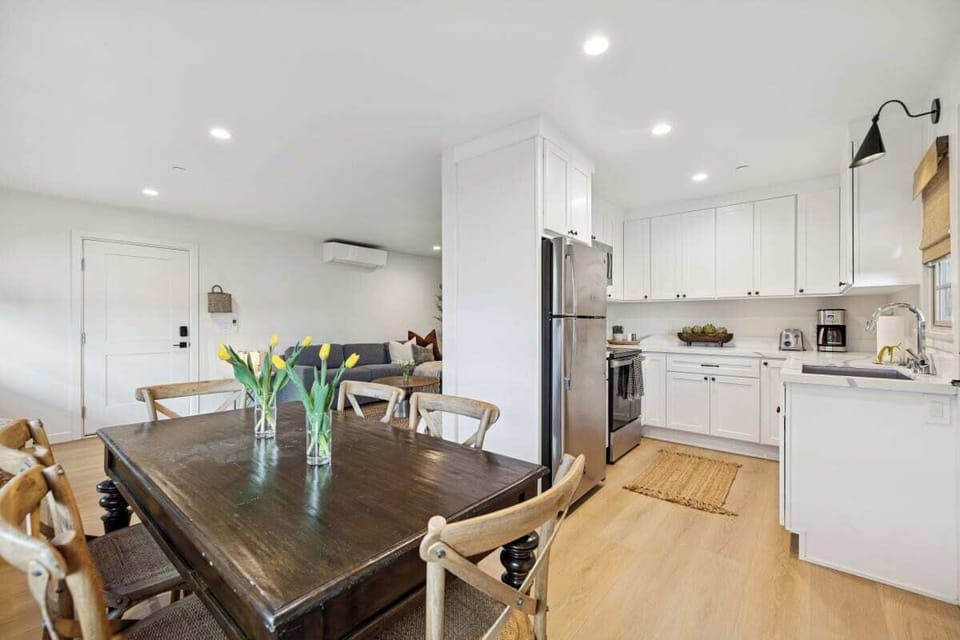 Cozy dining area with seating for 6