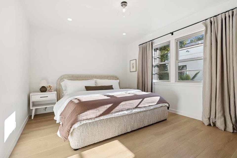 King bed, sleeps 2