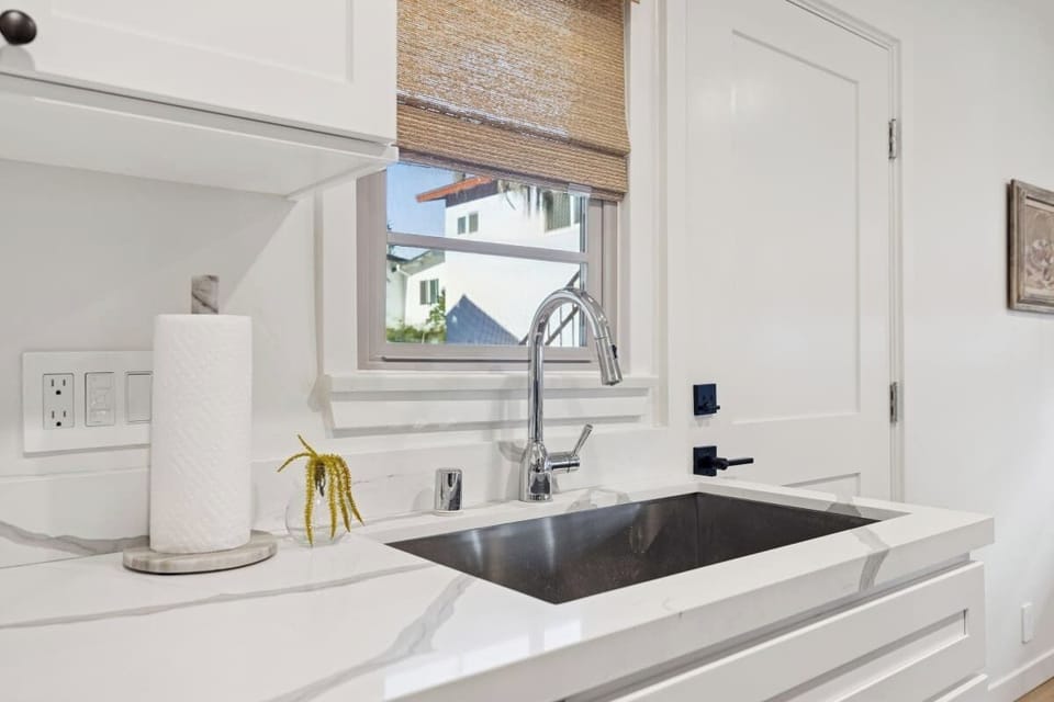 Full kitchen: Coffee drip, fridge, stove/oven, plates and utensils, dishwasher