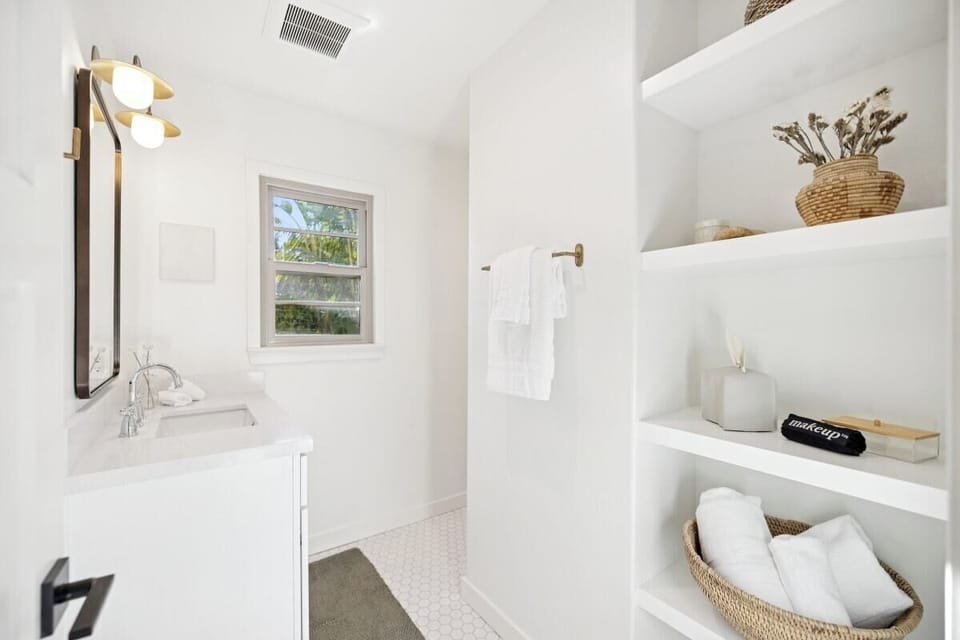 Bathroom with shower and high-end toiletries