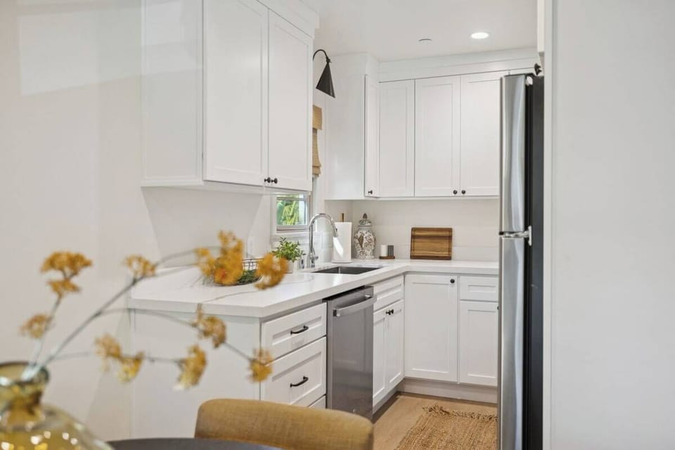 Full kitchen: Coffee drip, fridge, stove/oven, plates and utensils, dishwasher