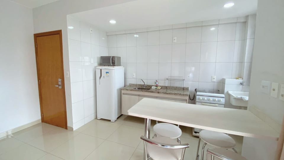 Cozinha funcional e bem iluminada.