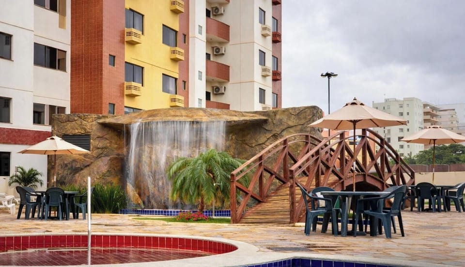 Vista aérea das piscinas e áreas de lazer do condomínio.