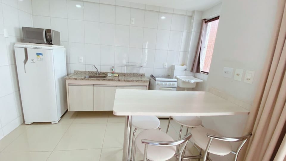 Área de refeições integrada à cozinha.
