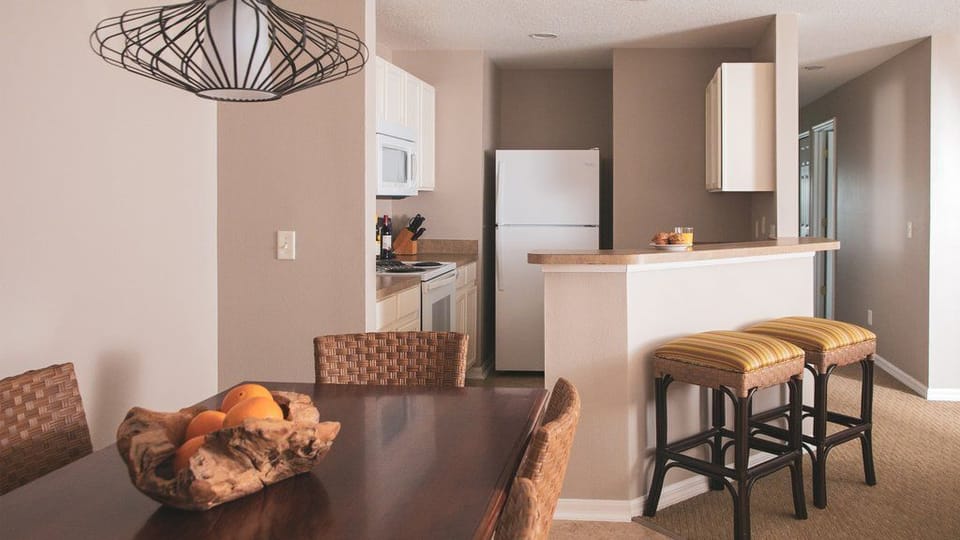 This family-friendly kitchen and dining area invites you to enjoy meals together, featuring modern appliances and a large dining table, making it easy to fuel up before your adventures at nearby Disney attractions.