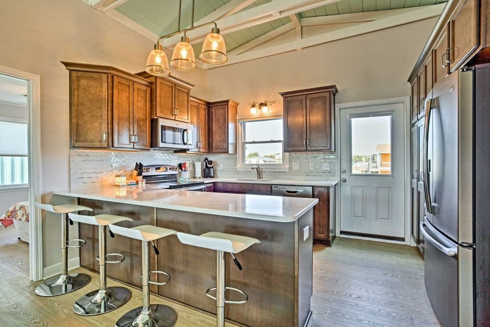 Kitchen 2 | Island Seating & Modern Appliances