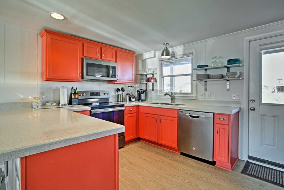 Kitchen 1 | Full Appliances & Breakfast Bar