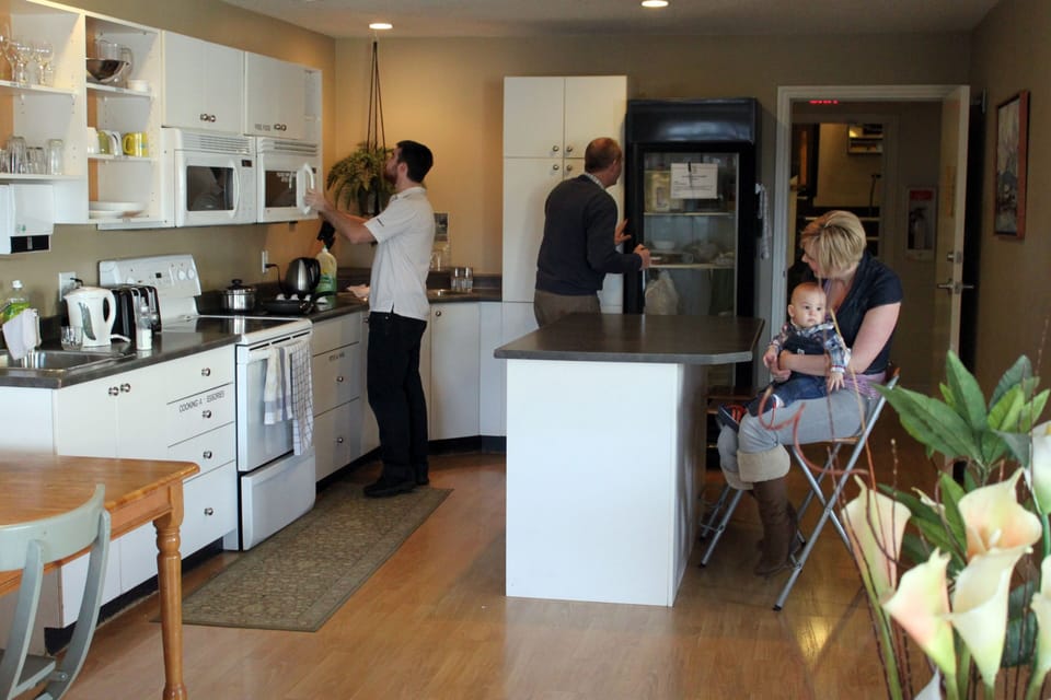 Full-size fridge, microwave, oven, stovetop