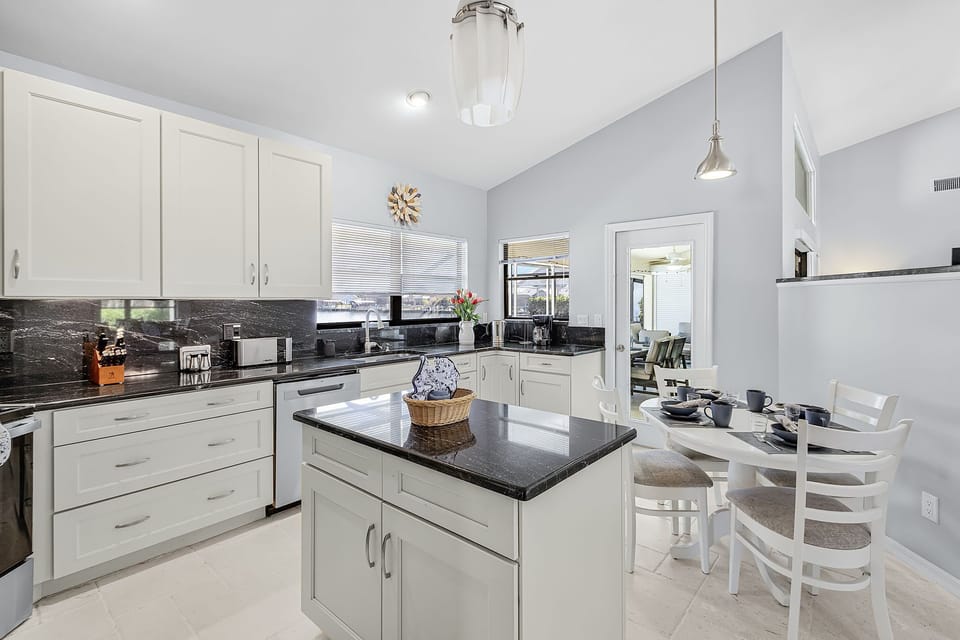 The kitchen is fully equipped & has a breakfast nook with room for 4