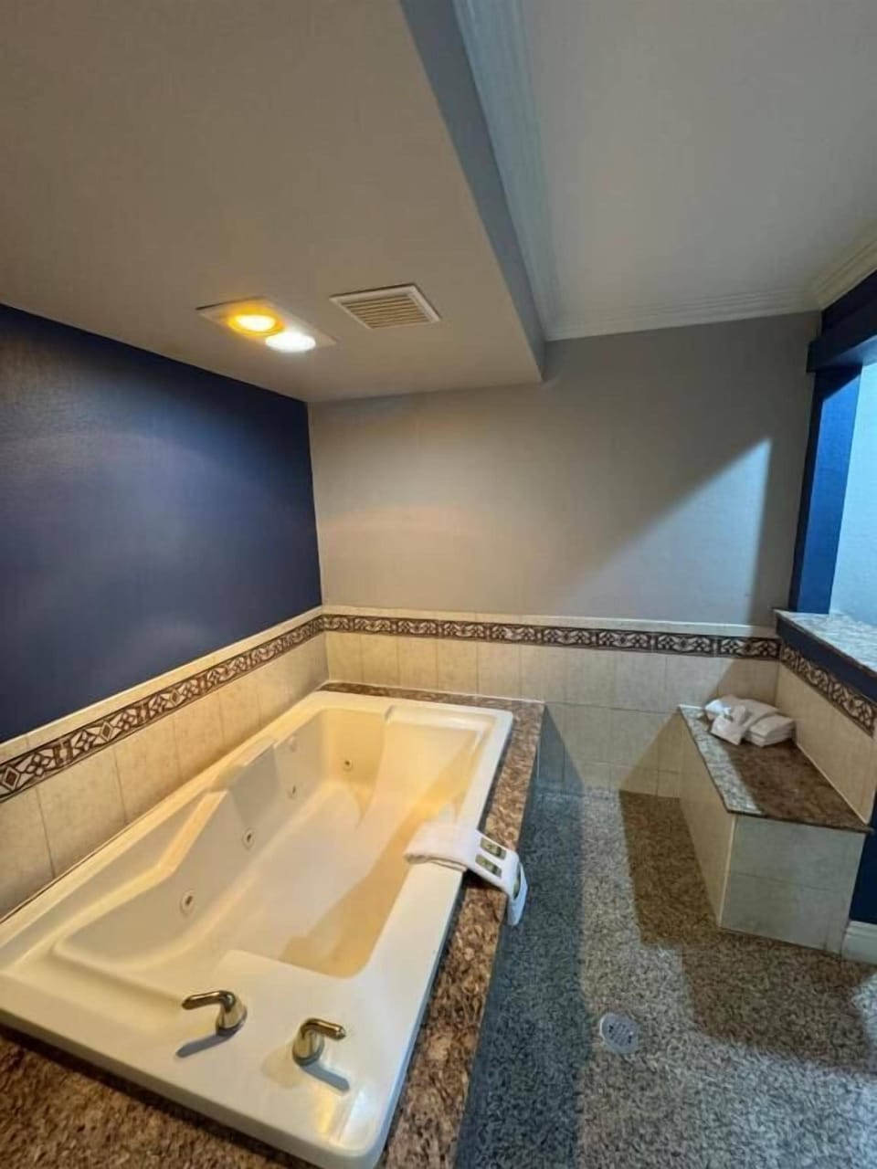 Deluxe Suite, 1 King Bed | Bathroom | Bathtub, towels, soap, shampoo