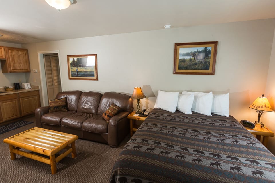 Economy Room | Premium bedding, iron/ironing board, free WiFi, bed sheets