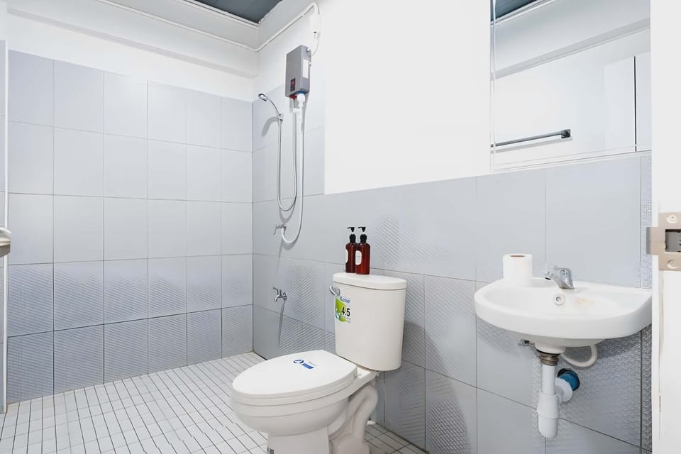 Studio | Bathroom | Bidet, towels, soap, shampoo