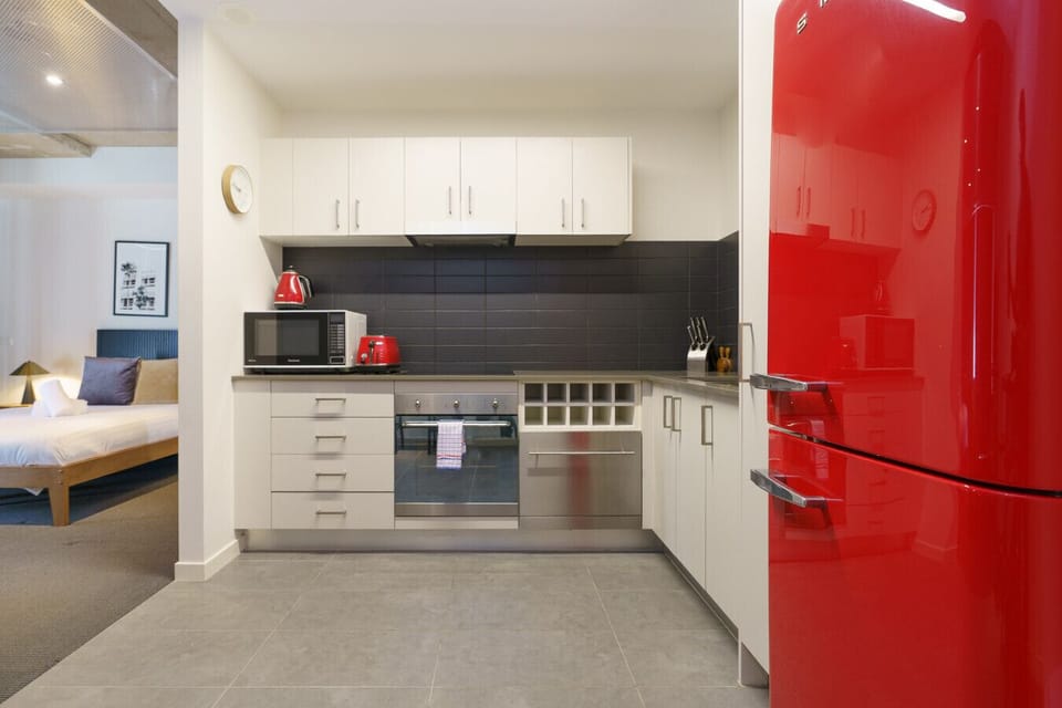 Cook and connect in the fully equipped kitchen — whether it’s brekkie, dinner, or takeaway plating.
