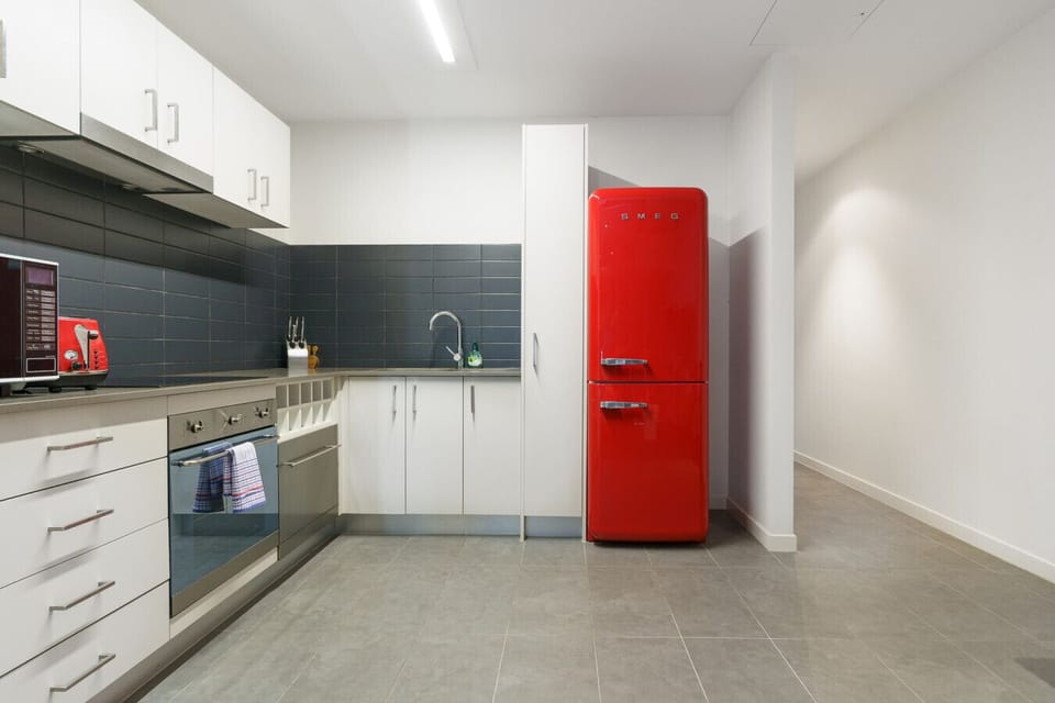 Cook and connect in the fully equipped kitchen — whether it’s brekkie, dinner, or takeaway plating.