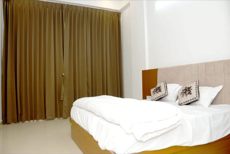 Luxury Room | Rollaway beds (surcharge), WiFi (free), bed sheets