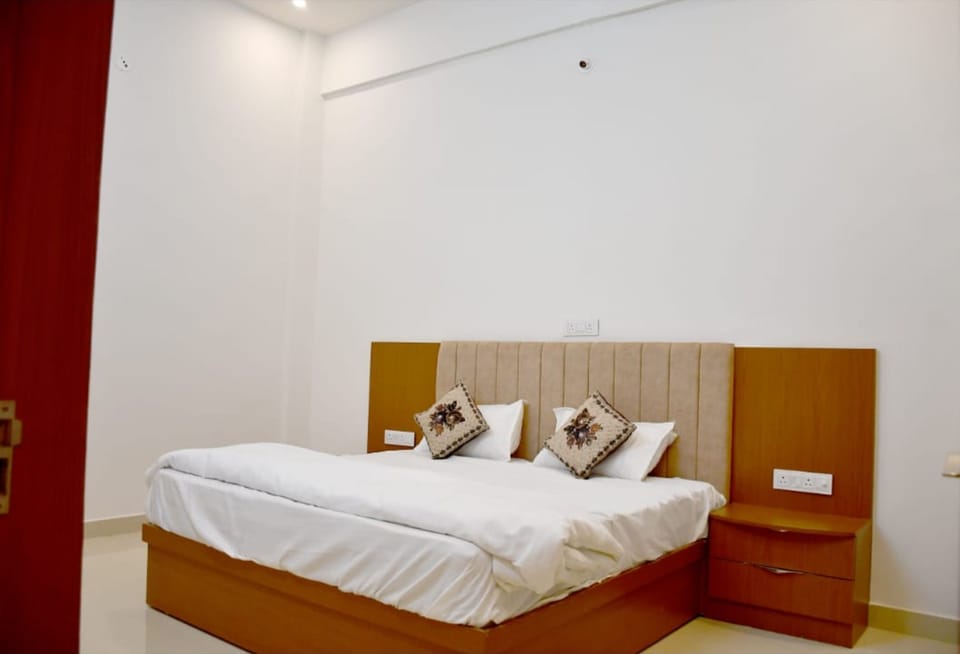 Luxury Room | Rollaway beds (surcharge), WiFi (free), bed sheets