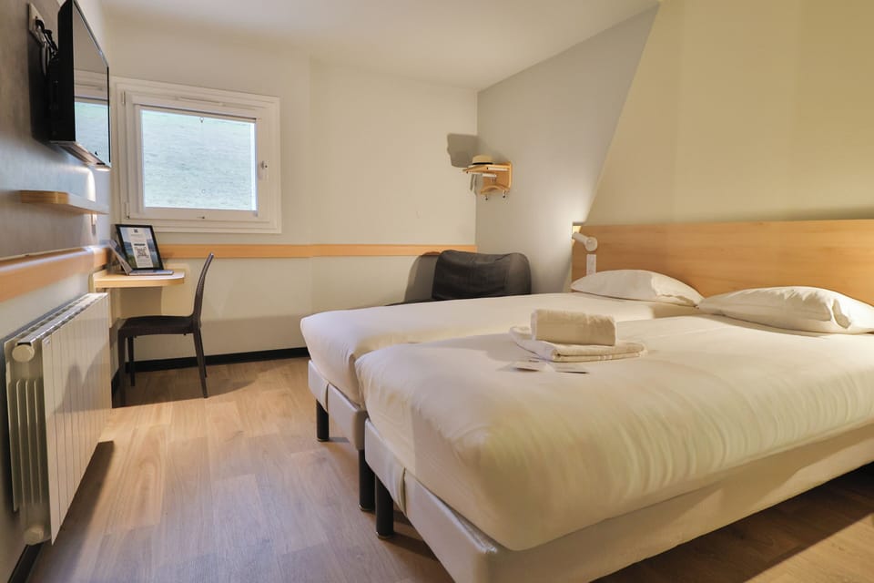 Room | Premium bedding, desk, blackout drapes, soundproofing