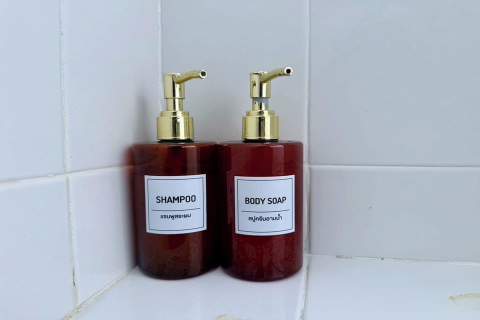 Standard Twin Room | Bathroom | Shower, rainfall showerhead, free toiletries, hair dryer