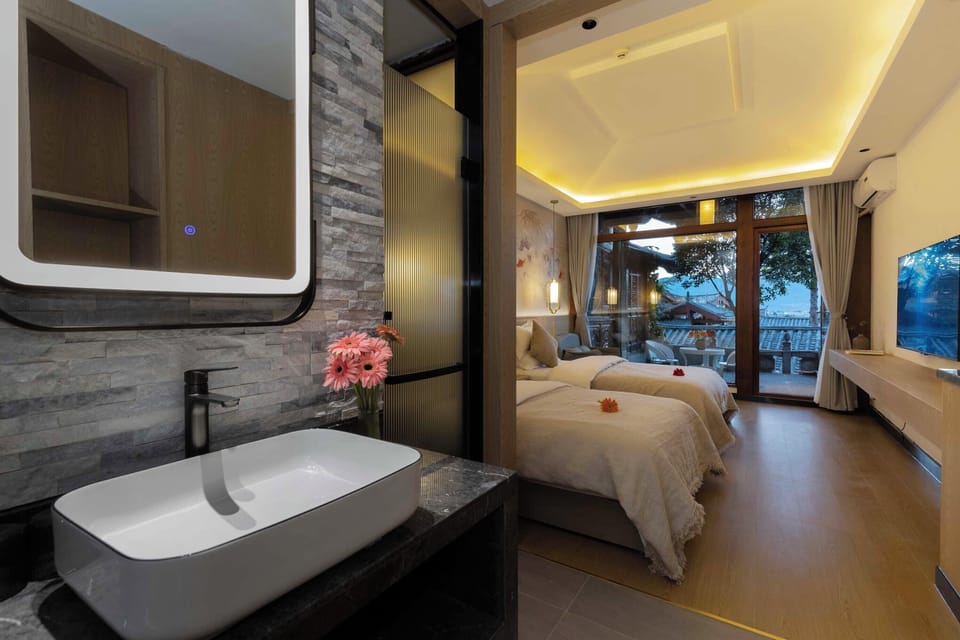 Signature Twin Room, Hill View | Desk, blackout drapes, WiFi (free), bed sheets
