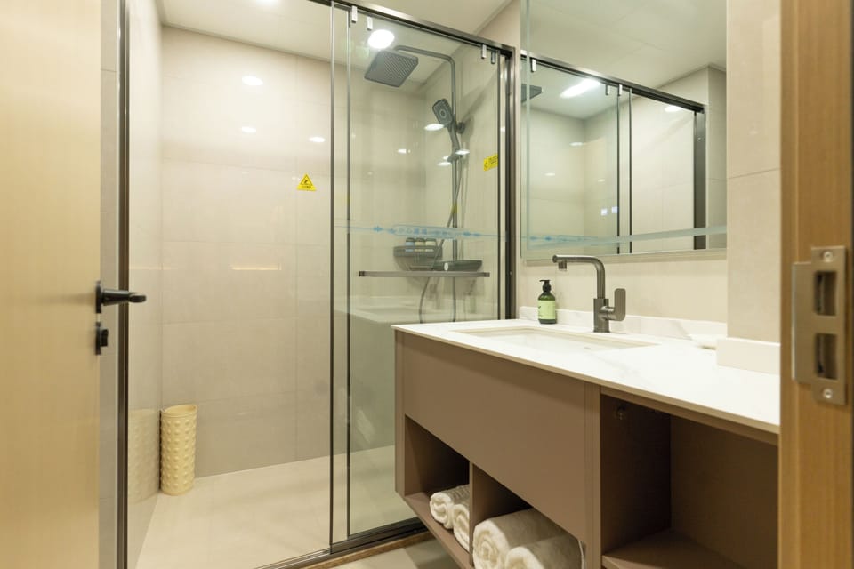 Business Single Room | Bathroom | Hair dryer, bathrobes, slippers, towels