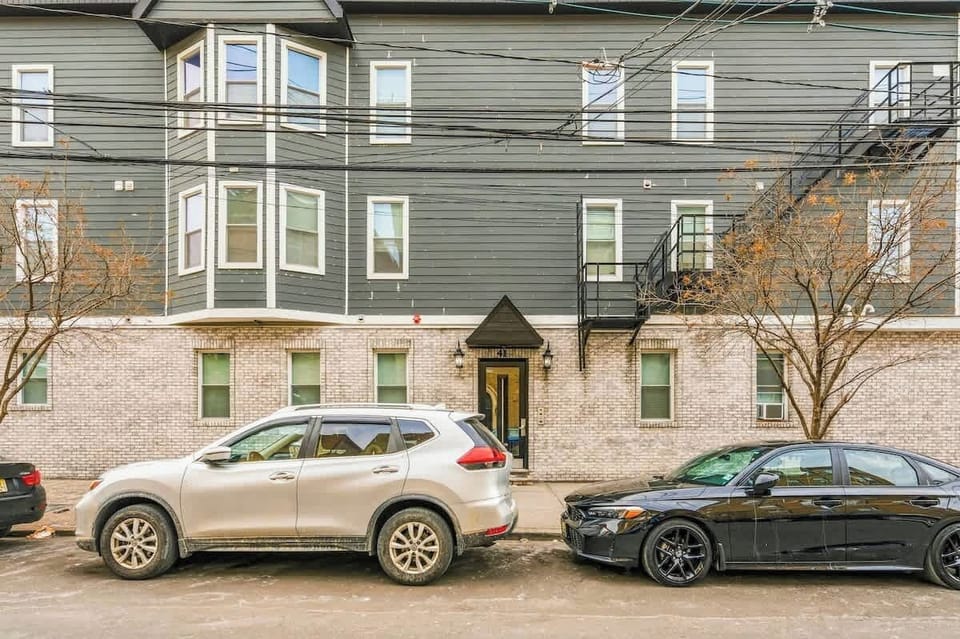 Well-maintained apartment building with easy street access, located in a residential neighborhood with convenient parking nearby.