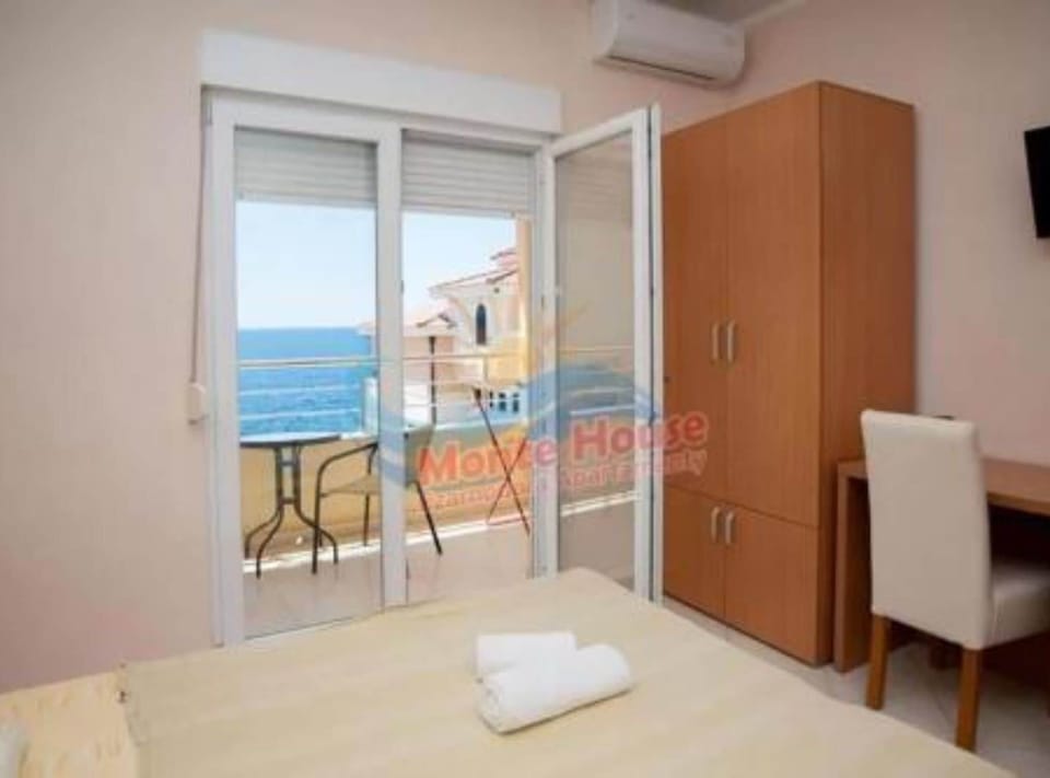 9 bedrooms, soundproofing, cribs/infant beds