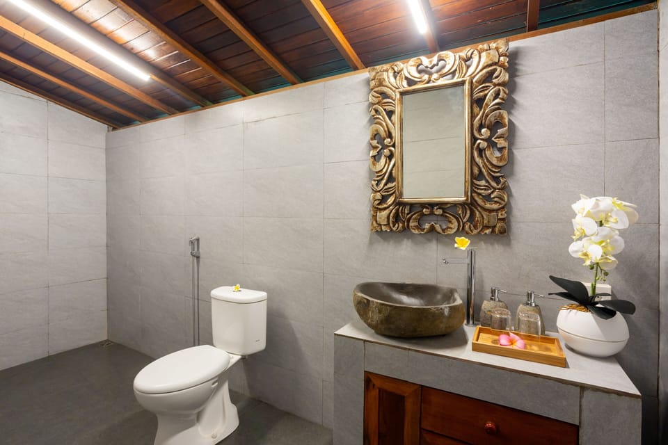 Deluxe Double Room, Balcony, Garden View | Bathroom | Free toiletries, hair dryer, towels, soap