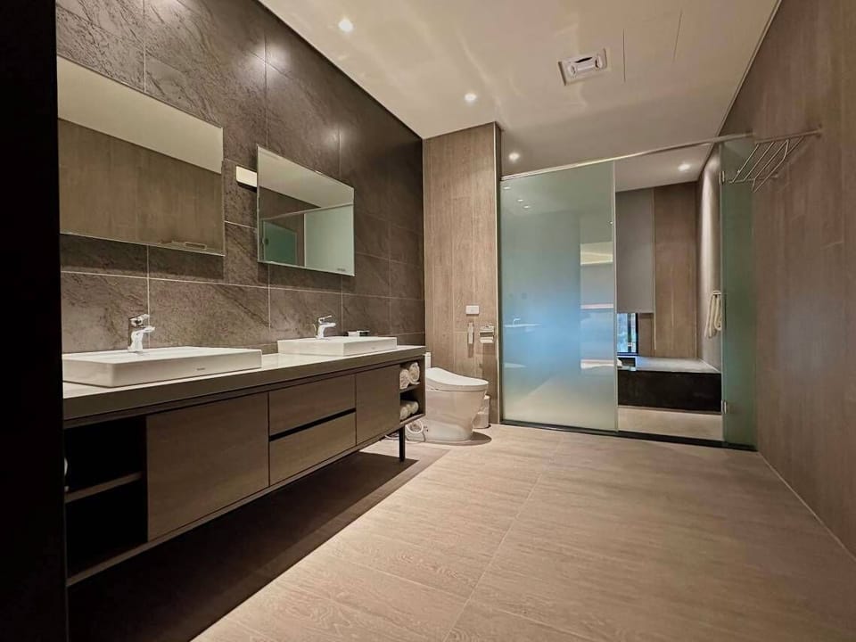 Deluxe Quadruple Room, Lake View | Bathroom | Hair dryer, towels, soap, shampoo
