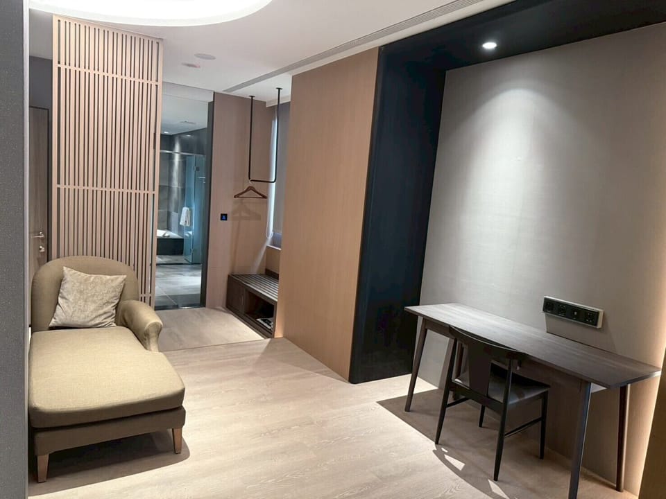 Deluxe Double Room, Lake View | Interior