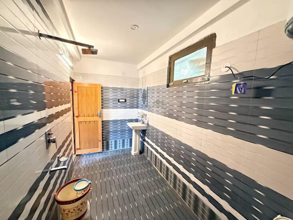 Comfort Shared Dormitory | Bathroom | Free toiletries, towels, soap, shampoo