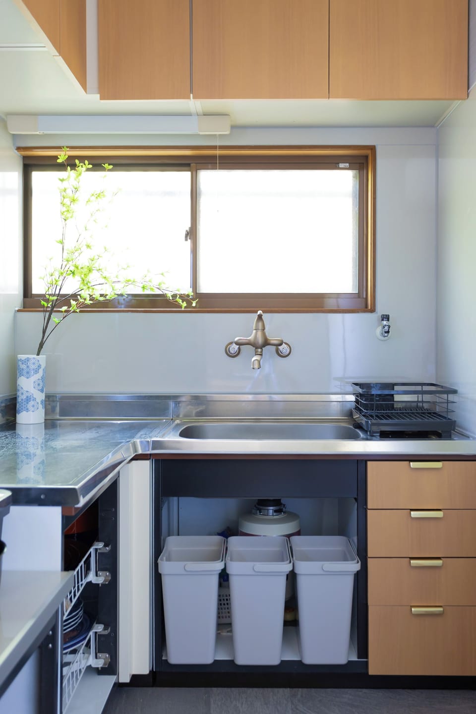 Deluxe Studio Suite, Non Smoking, Bay View | Private kitchen | Shared fridge, shared microwave, cleaning supplies