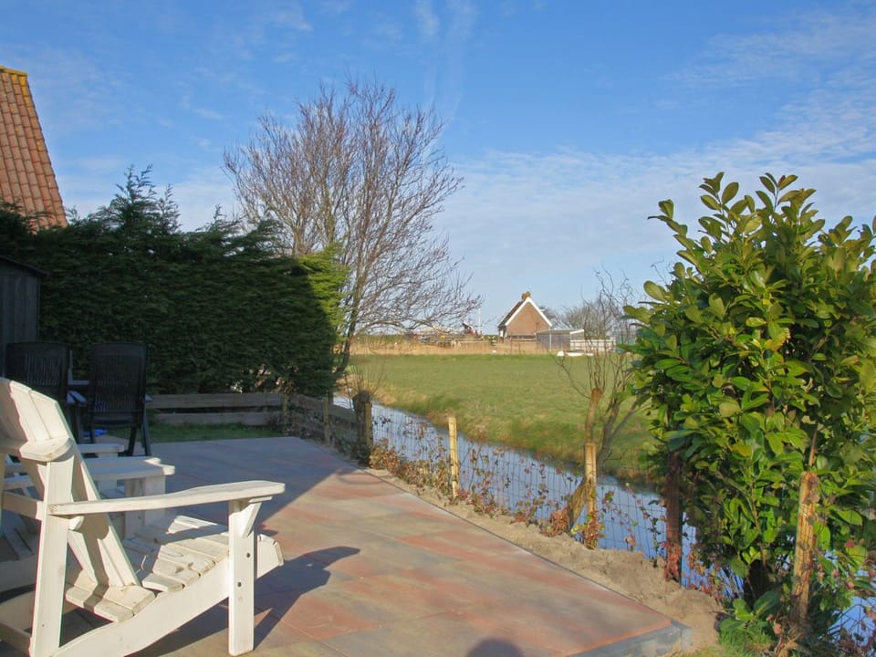 Het terras aan de achterzijde