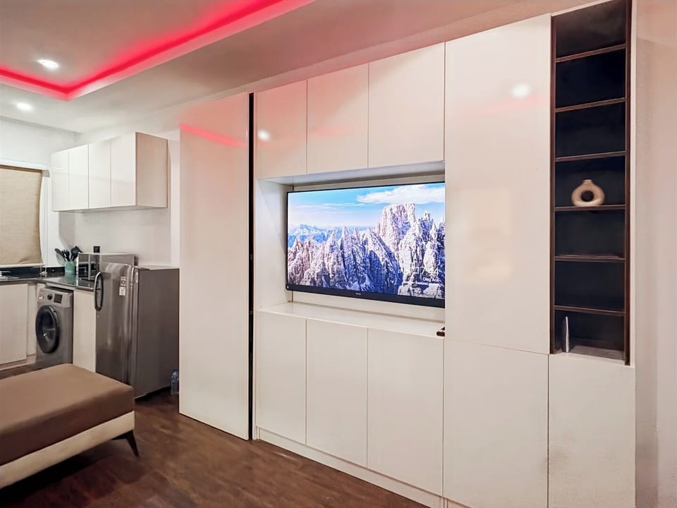 Deluxe Apartment, Balcony, City View | Interior