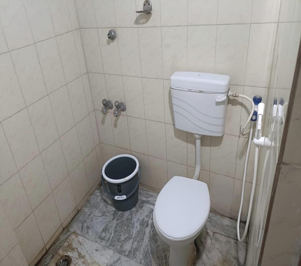 Shower, rainfall showerhead, free toiletries, soap