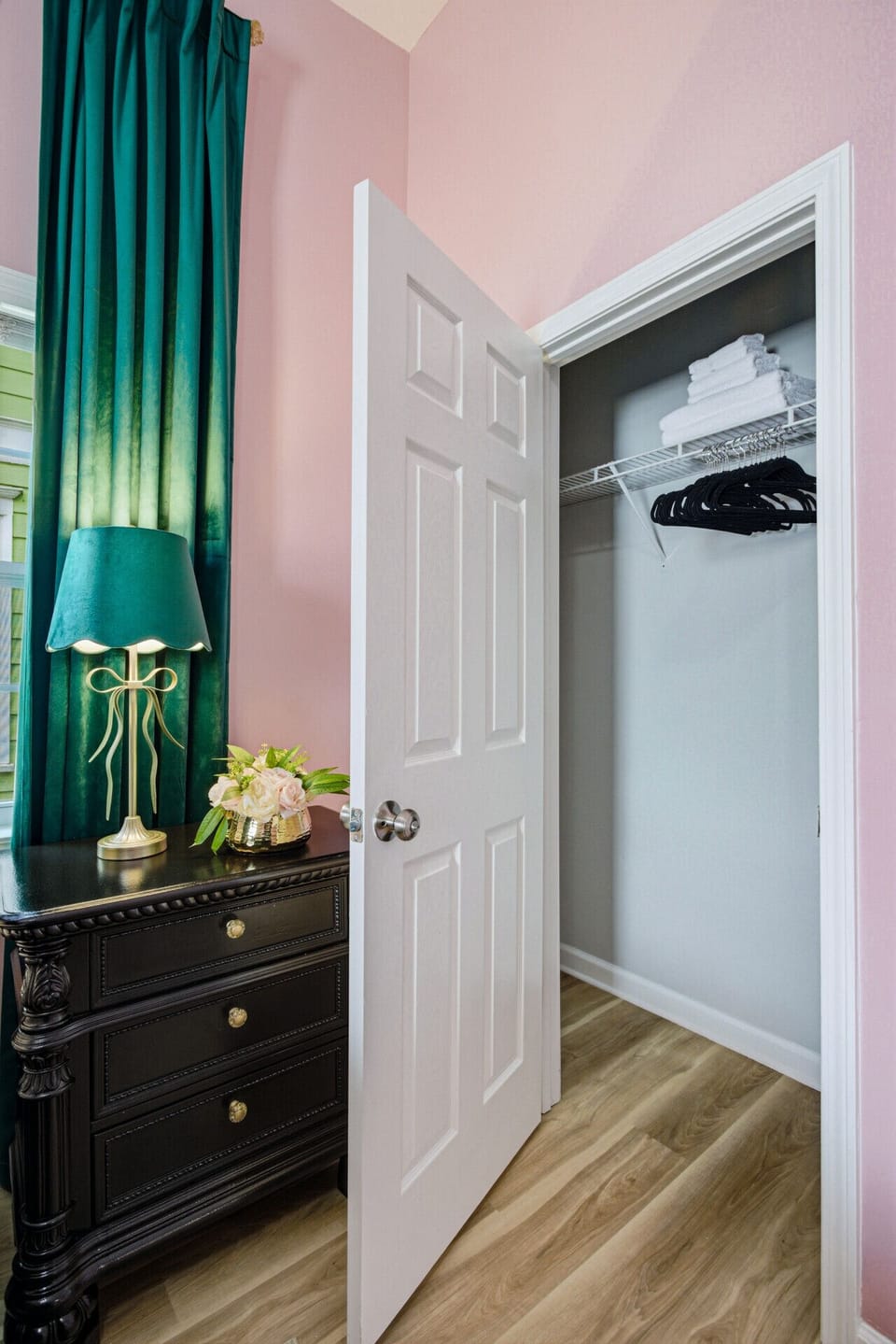 Emerald and gold bedroom with pink vintage-modern design closet