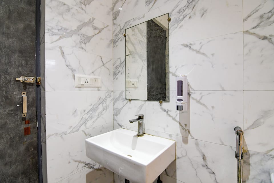 Deluxe Double Room | Bathroom | Shower, free toiletries, towels, soap