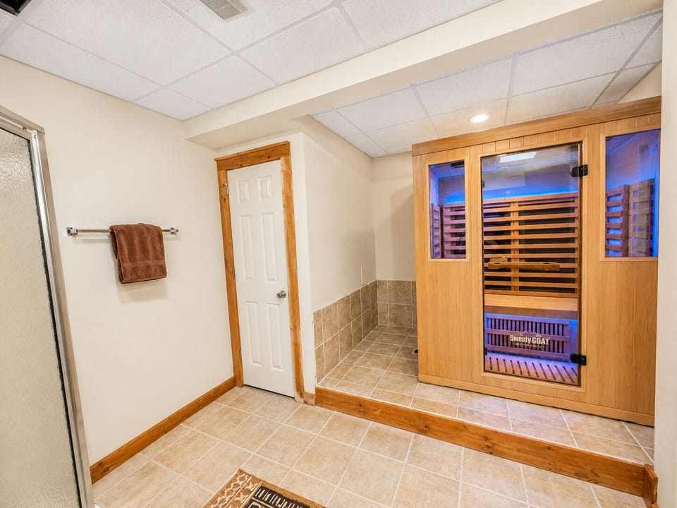 Downstairs bathroom with sauna