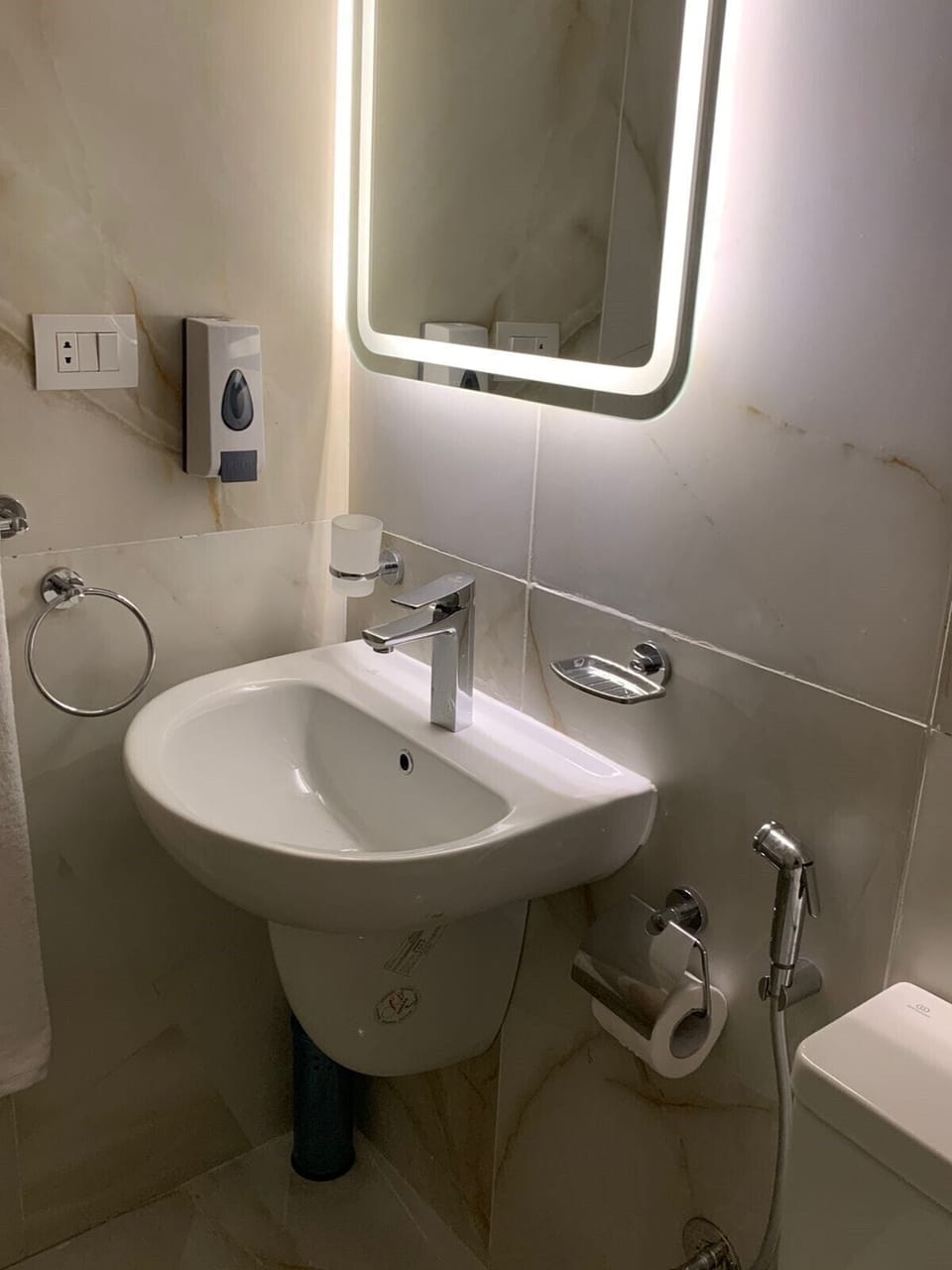 Combined shower/tub, hydromassage showerhead, designer toiletries