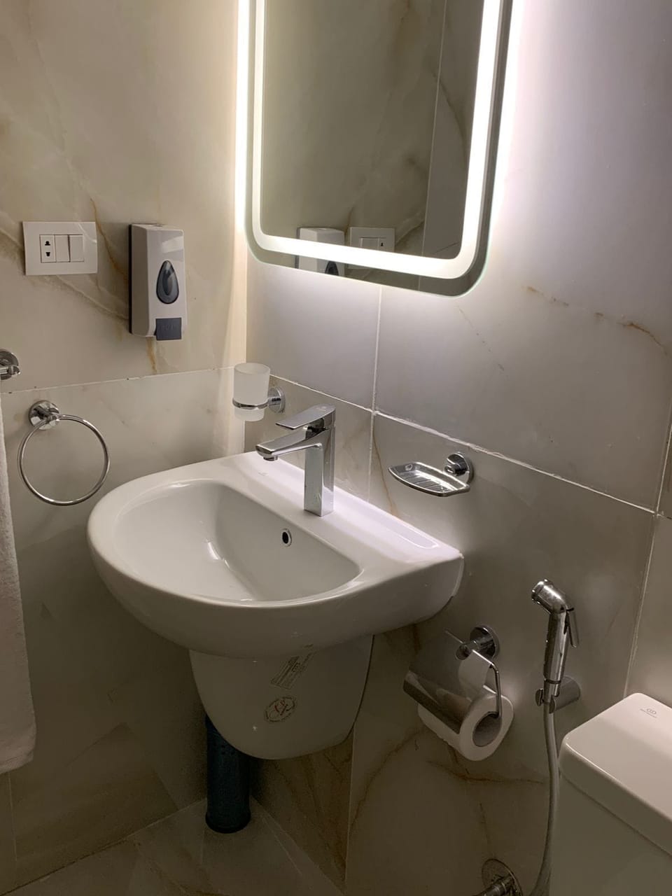Combined shower/tub, hydromassage showerhead, designer toiletries