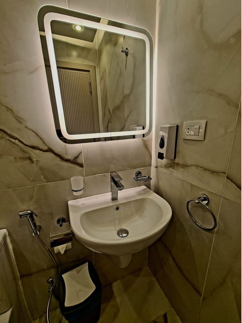 City Room | Bathroom | Combined shower/tub, hydromassage showerhead, designer toiletries