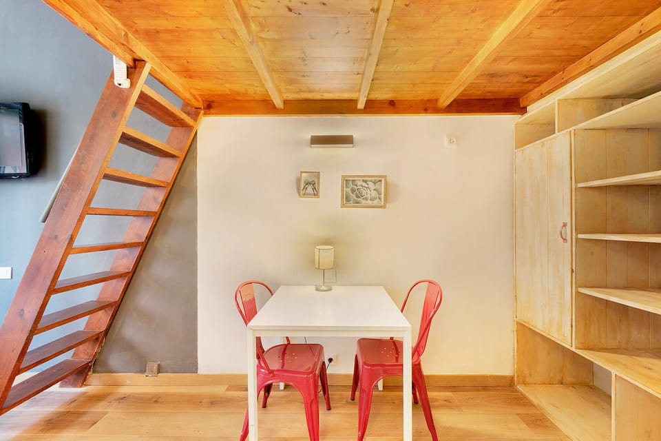 Apartment | Living area | 60-cm TV with cable channels